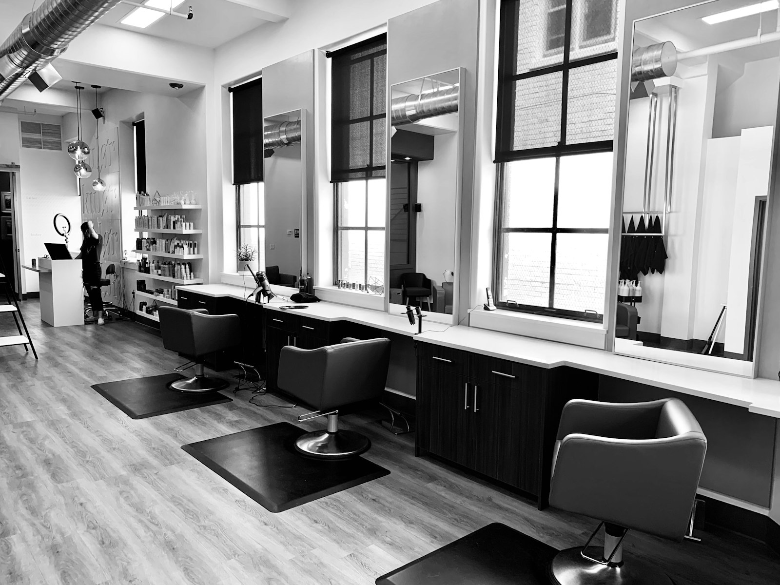 Elegantes Salon-Interieur in Schwarz-Weiß