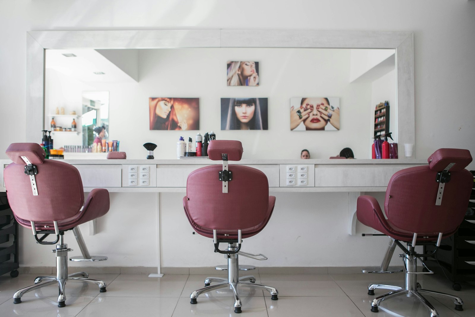Unser Salon — Spiegel, Lederstühle und viel warmes Licht